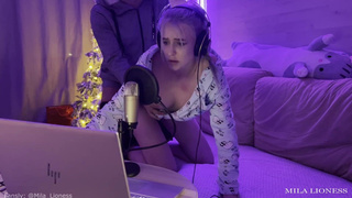 Страстная мачеха доминирует и садится на член