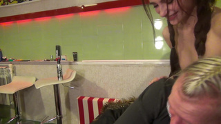 Жена изменяет мужу с лучшим другом – домашнее порно видео