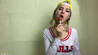 Ева Элфи сосет член в подъезде – горячее порно видео с русской моделью