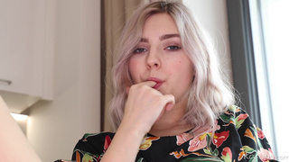 Девушка кончает на столе – горячее видео для просмотра онлайн