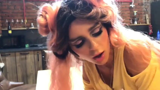 Секс видео с худой куклой: огромный член в тугой киске