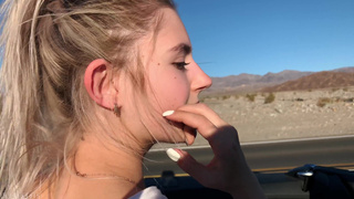 Девушка в кабриолете снимает на камеру горячий дорожный секс