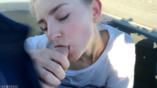 Девушка в кабриолете снимает на камеру горячий дорожный секс