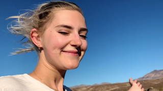 Девушка в кабриолете снимает на камеру горячий дорожный секс