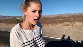 Девушка в кабриолете снимает на камеру горячий дорожный секс