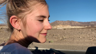 Девушка в кабриолете снимает на камеру горячий дорожный секс