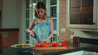 Eva Elfie возбуждает себя за ужином - страстная мастурбация