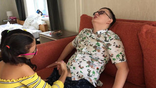 Страстная нимфоманка соблазнила одноклассника и трахнула его дома