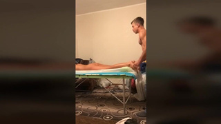 Страстное видео: юная пара в откровенной сцене