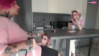 Рискованный минет на глазах у жены – эксклюзивное порно видео