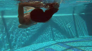Ирина Русская обнаженная под водой – эксклюзивное порно