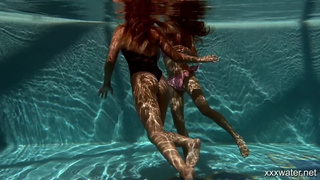 Секс под водой с Olla и Irina смотреть онлайн