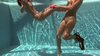 Секс под водой с Olla и Irina смотреть онлайн