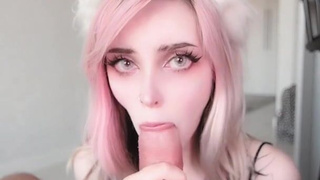 Девушка с розовыми волосами в горячем порно видео