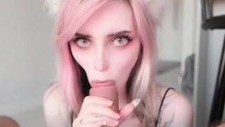 Девушка с розовыми волосами в горячем порно видео