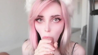 Девушка с розовыми волосами в горячем порно видео