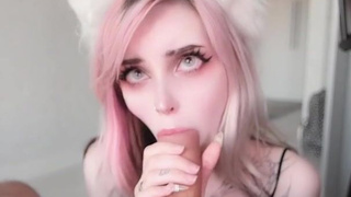 Девушка с розовыми волосами в горячем порно видео