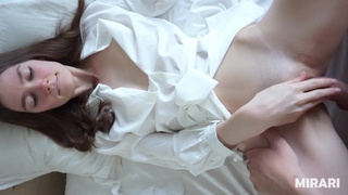 Смотреть онлайн горячее видео с развратной блондинкой